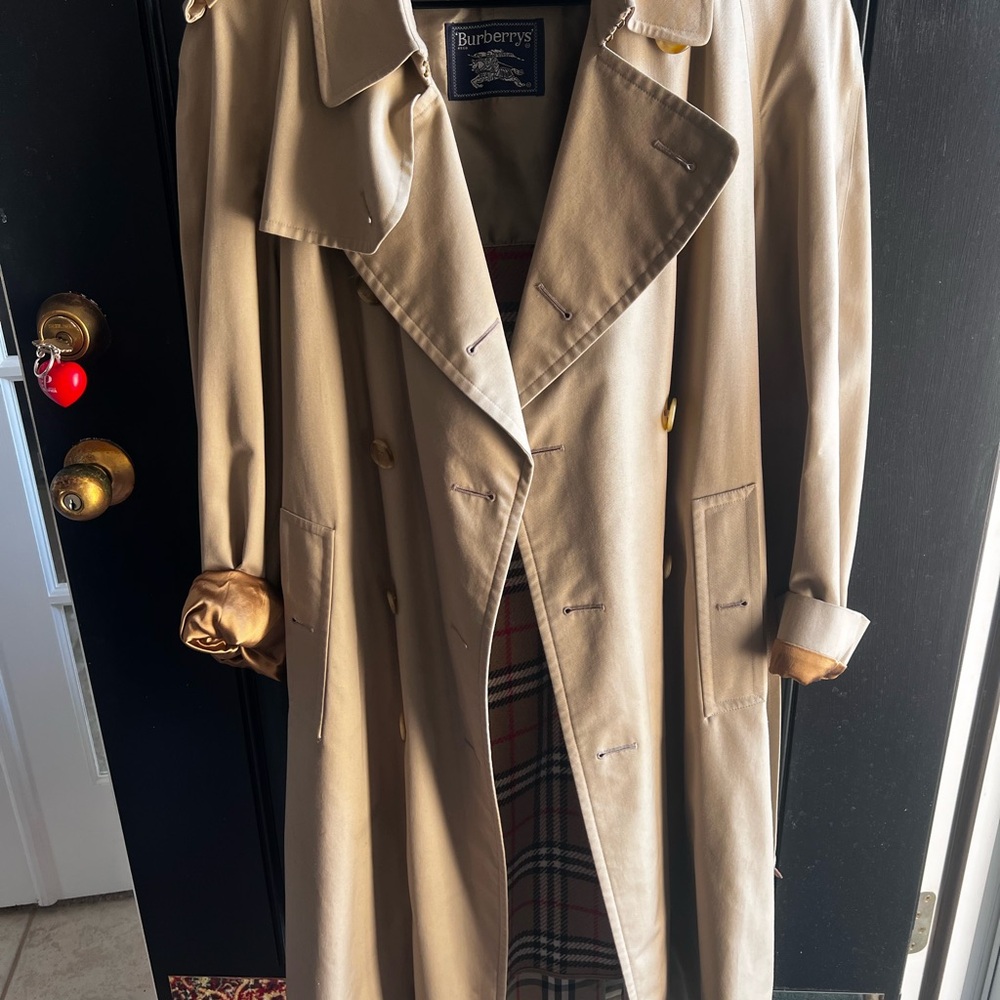 Burberrys’ Vintage Trench Coat 40R – Khaki Double Breasted – Nova Check Lining –